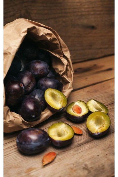 Чорні достиглі сливи Блек Джем з жовто-зеленою м’якоттю